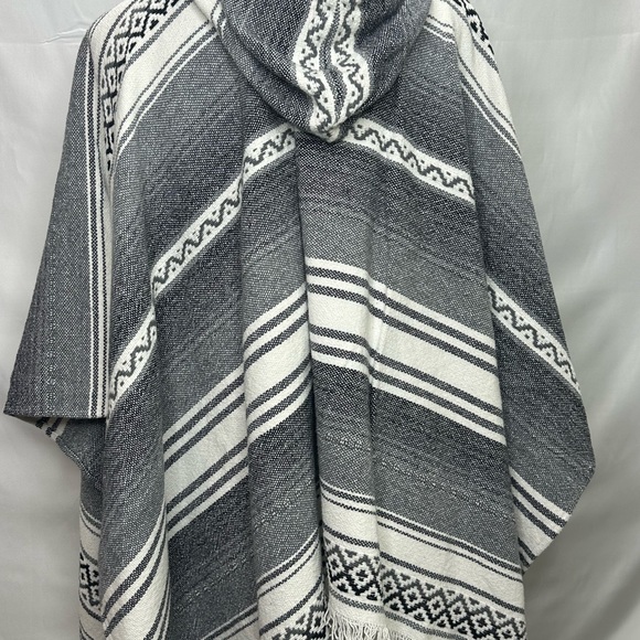 White Crow Charcoal and Ivory Zipped Hooded Poncho Size M/L - Picture 8 of 9